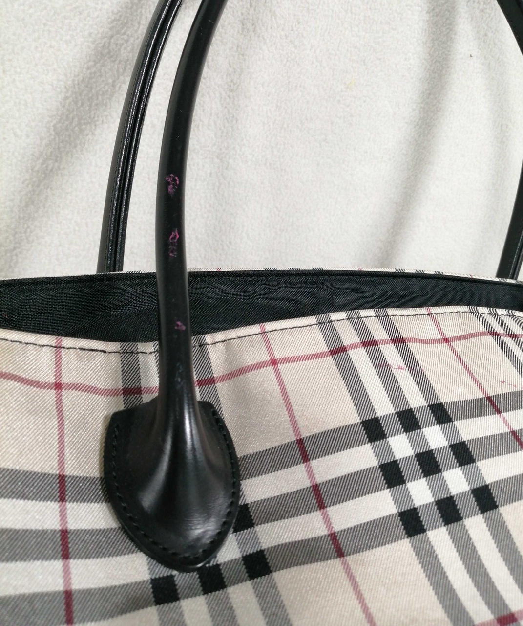 赤い汚れ付着あり