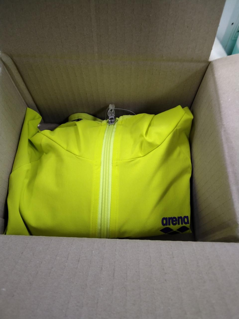 折りたたんでの配送となります。