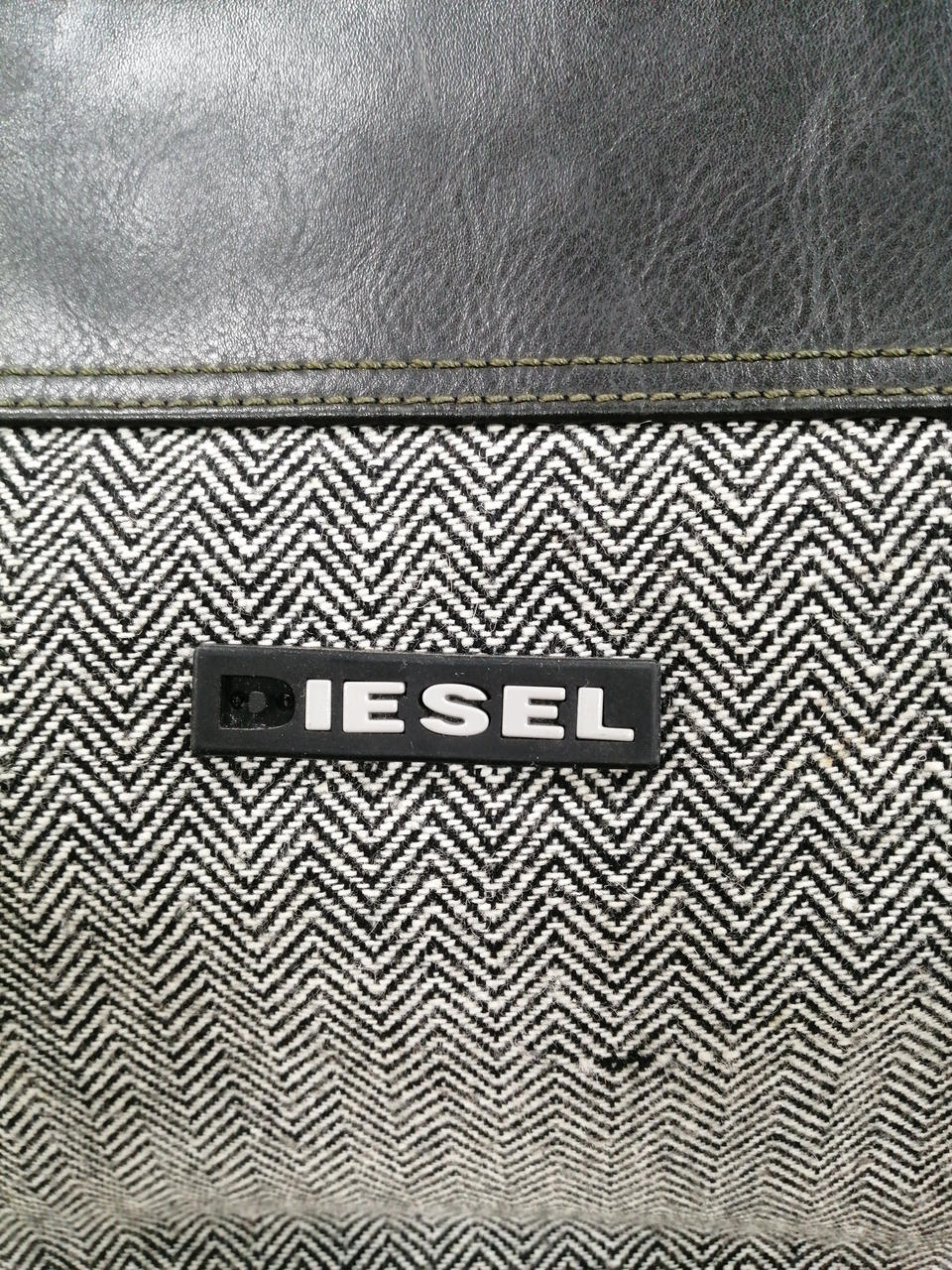 ロゴプレートのDがありません