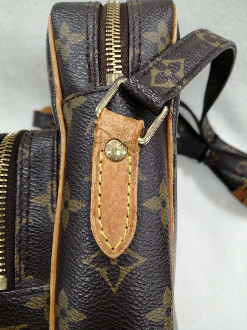 留め具の革に亀裂あり