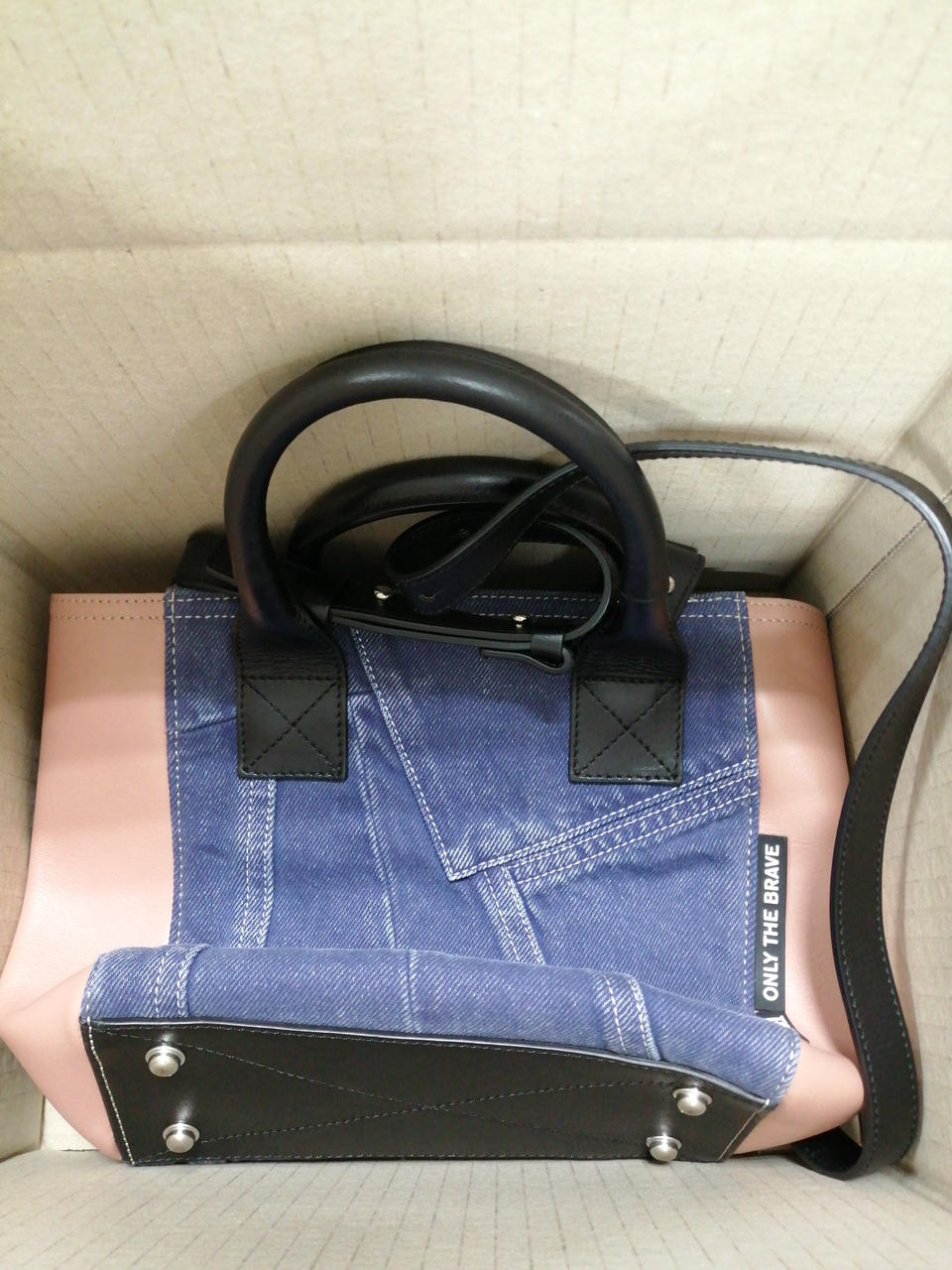 折りたたんでの配送となります。