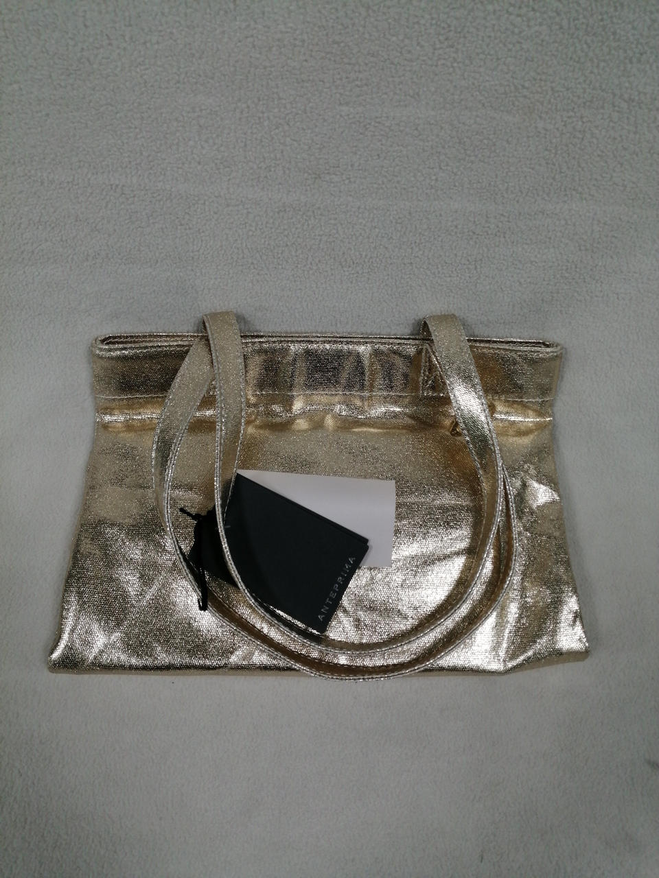 このように折りたたんでの配送となります