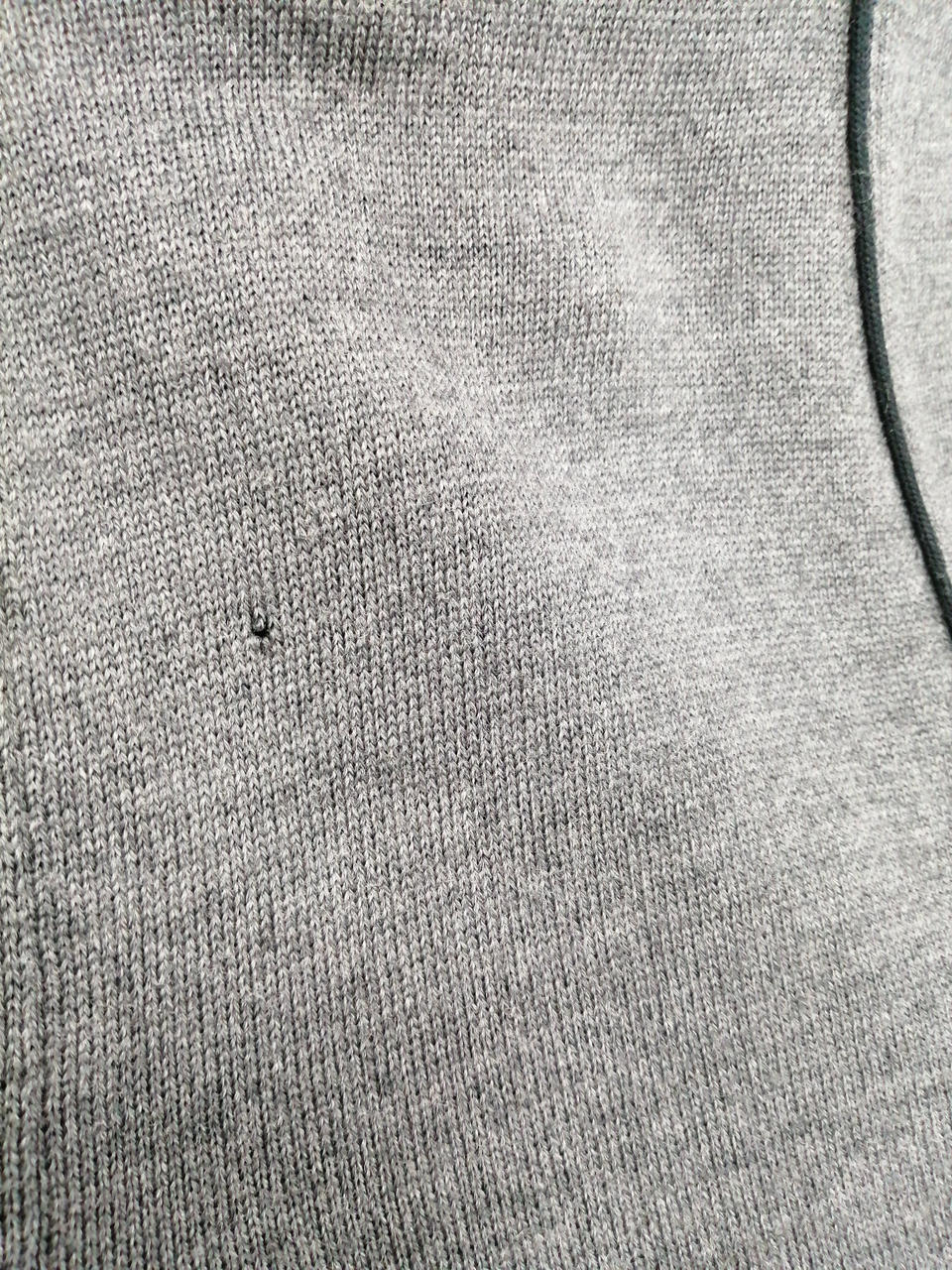 右肩あたり前身頃に虫食い一箇所あり