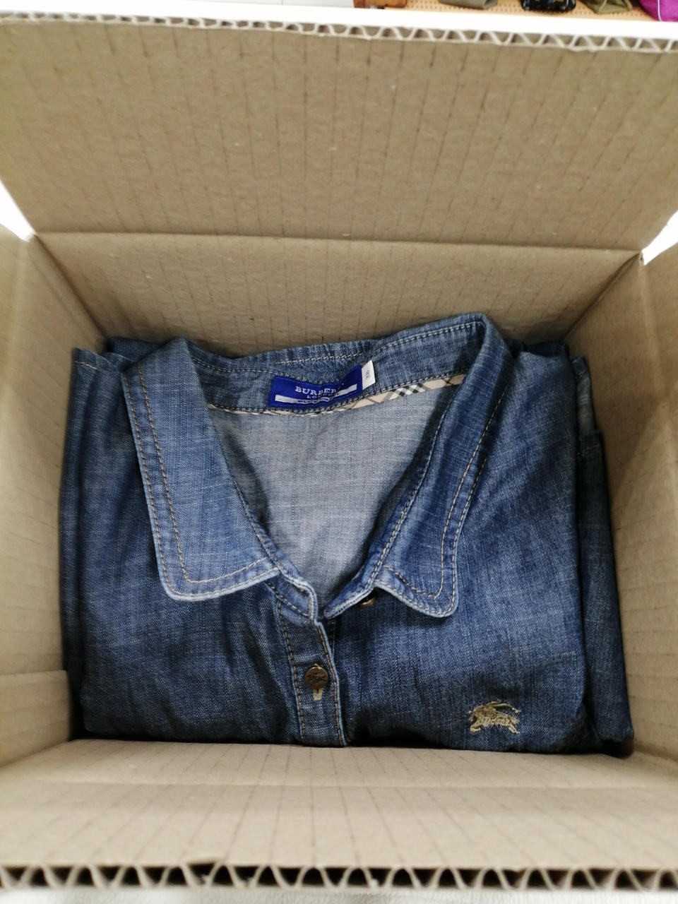 折りたたんでの配送となります。