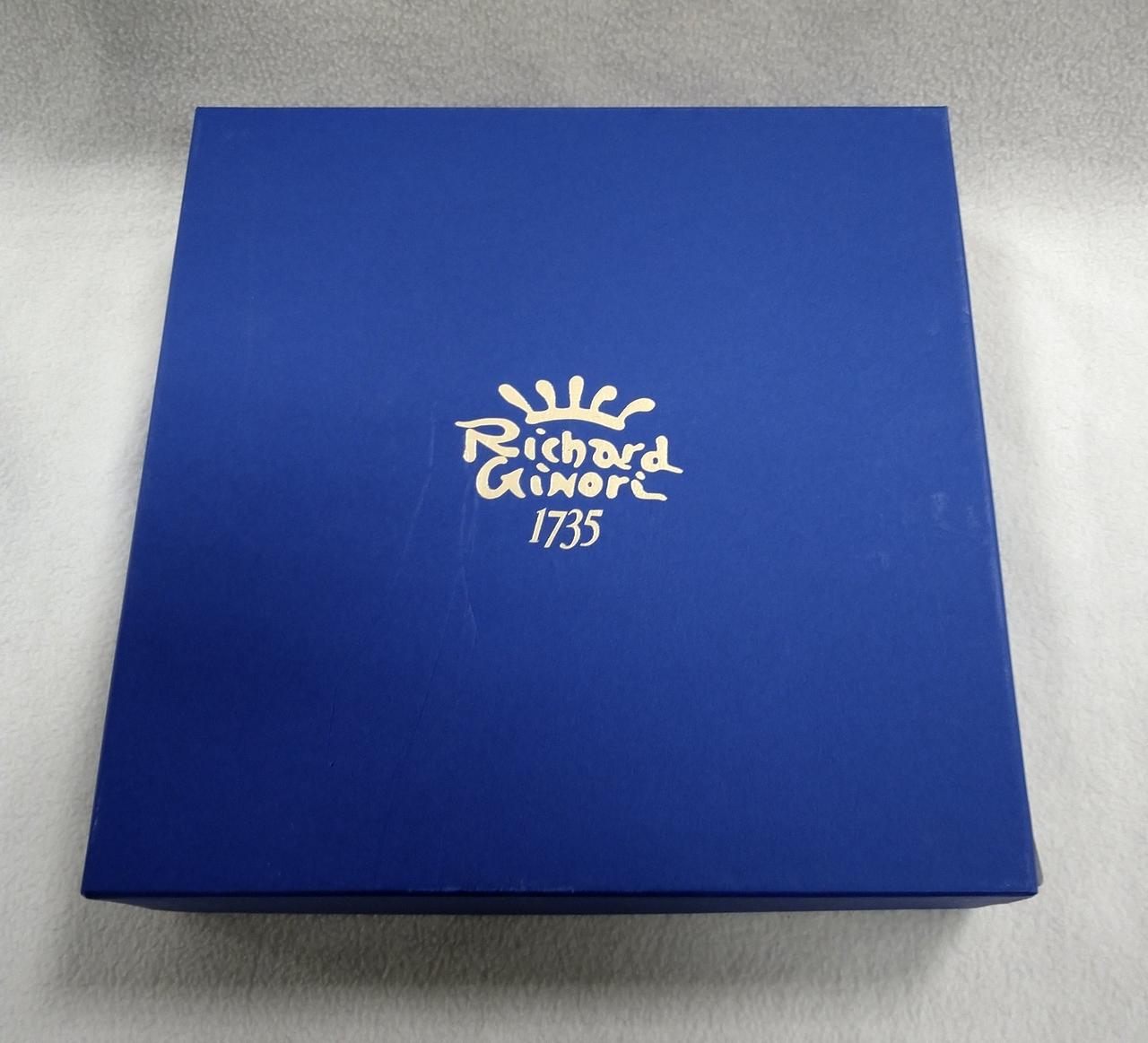 箱表面キズあります。