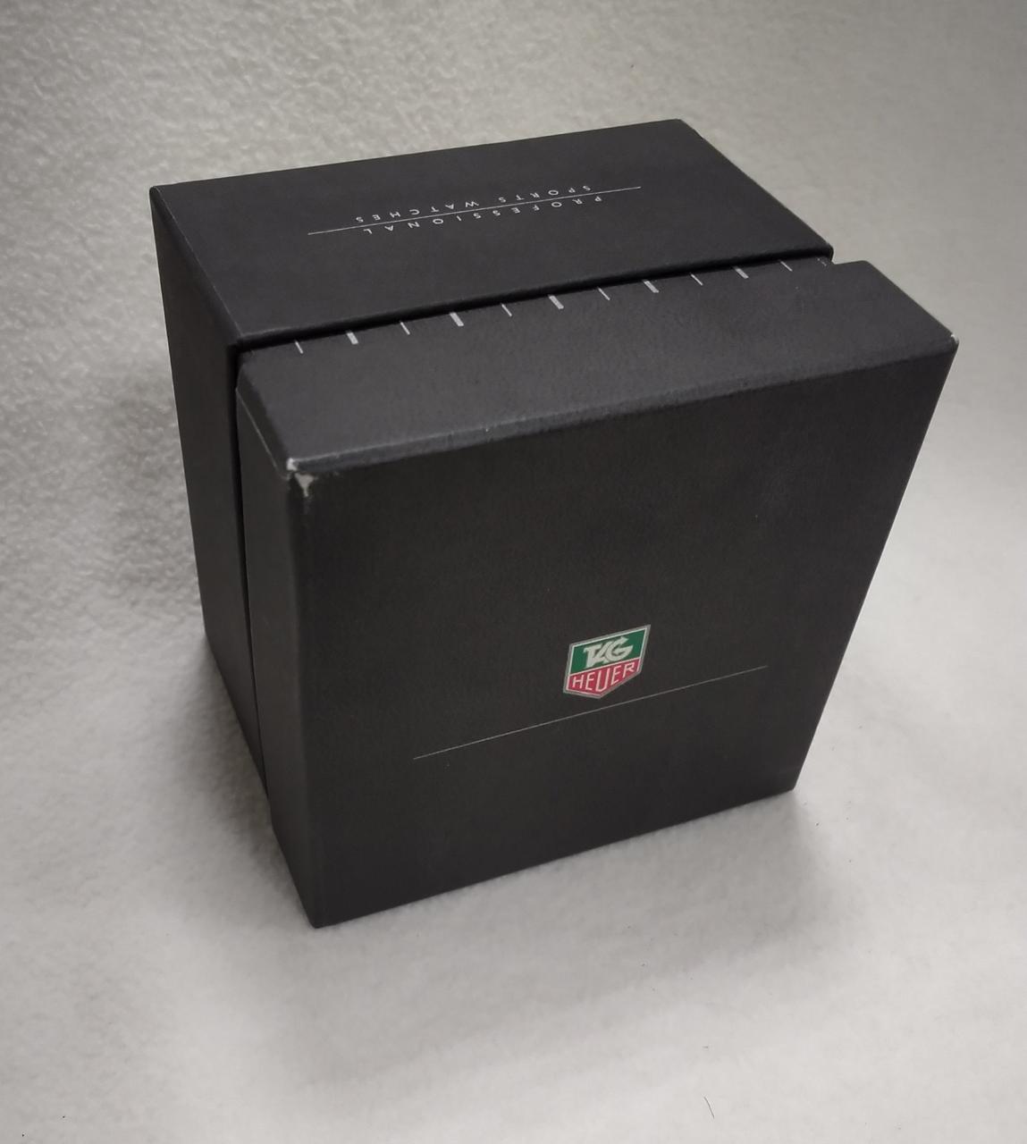 四隅にキズ・剥がれあります。