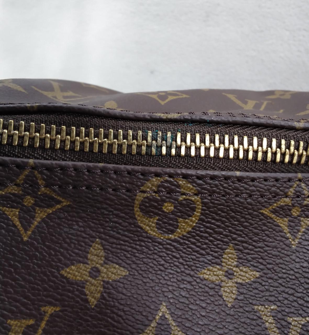 ファスナー部分少々青カビ汚れあり