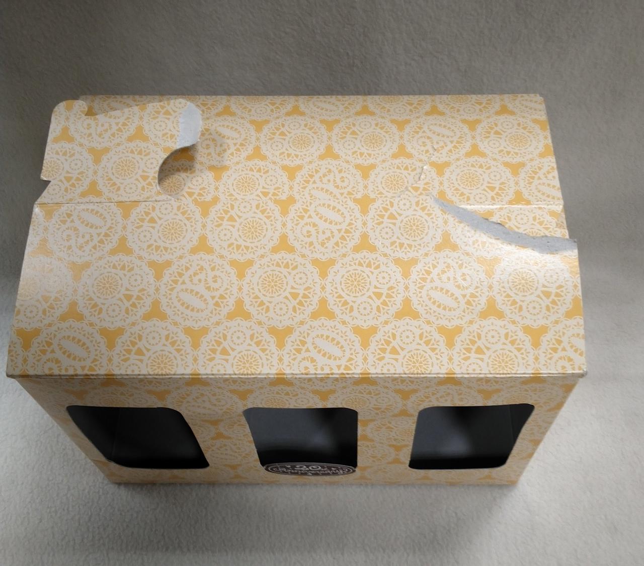 箱の状態悪いです。上部破れ、剥がれあり。