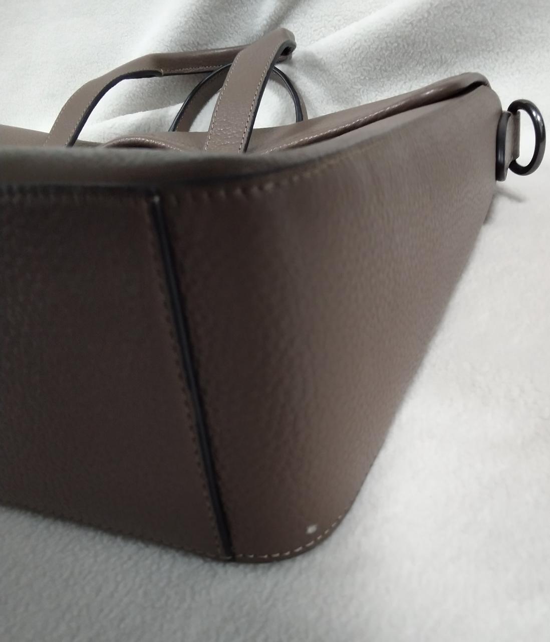 白い点汚れあり