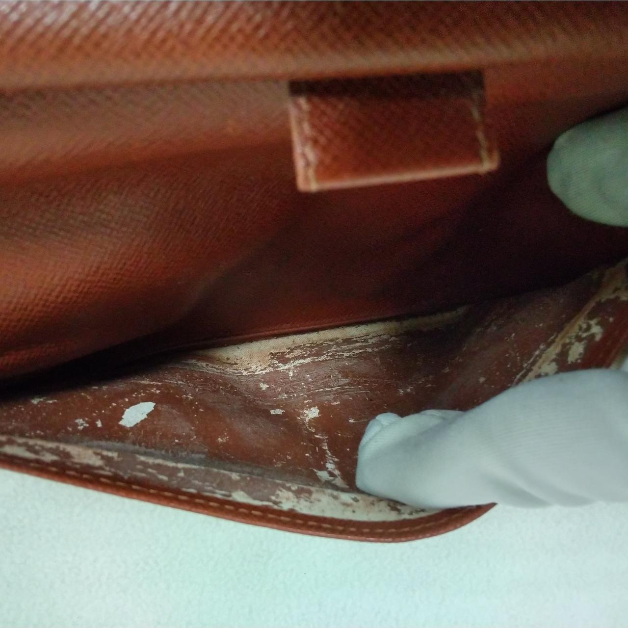 札入れ部分ハガレあり