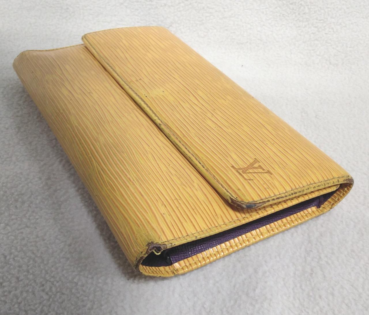 角のほつれ・黒ずみあり