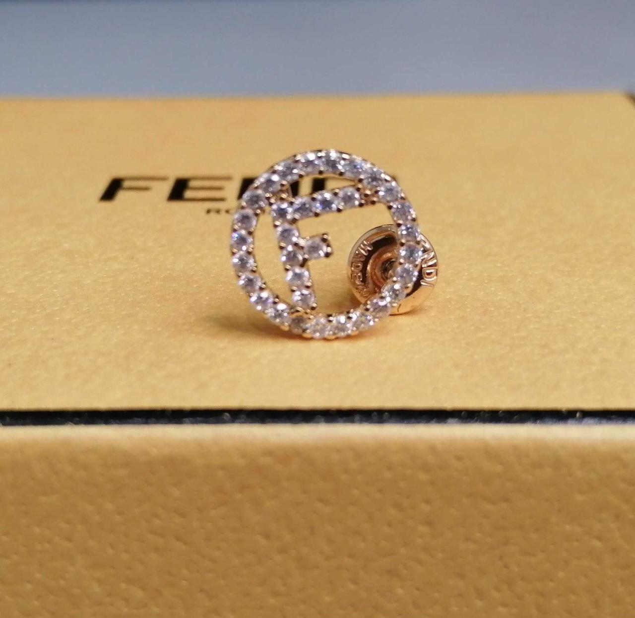 1粒だけ黒っぽい石があります。