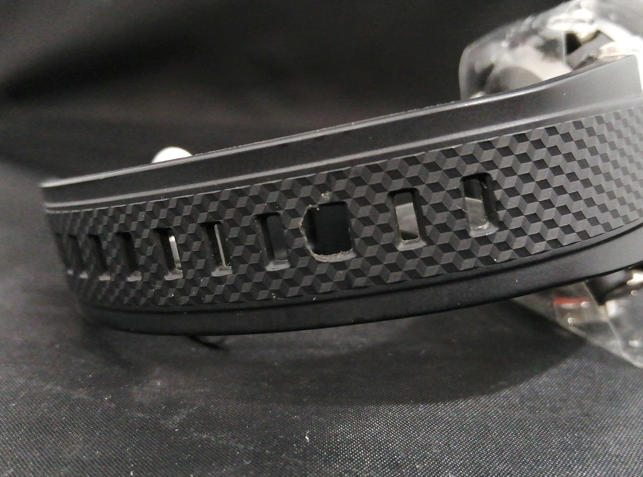 ベルト、一部破損。