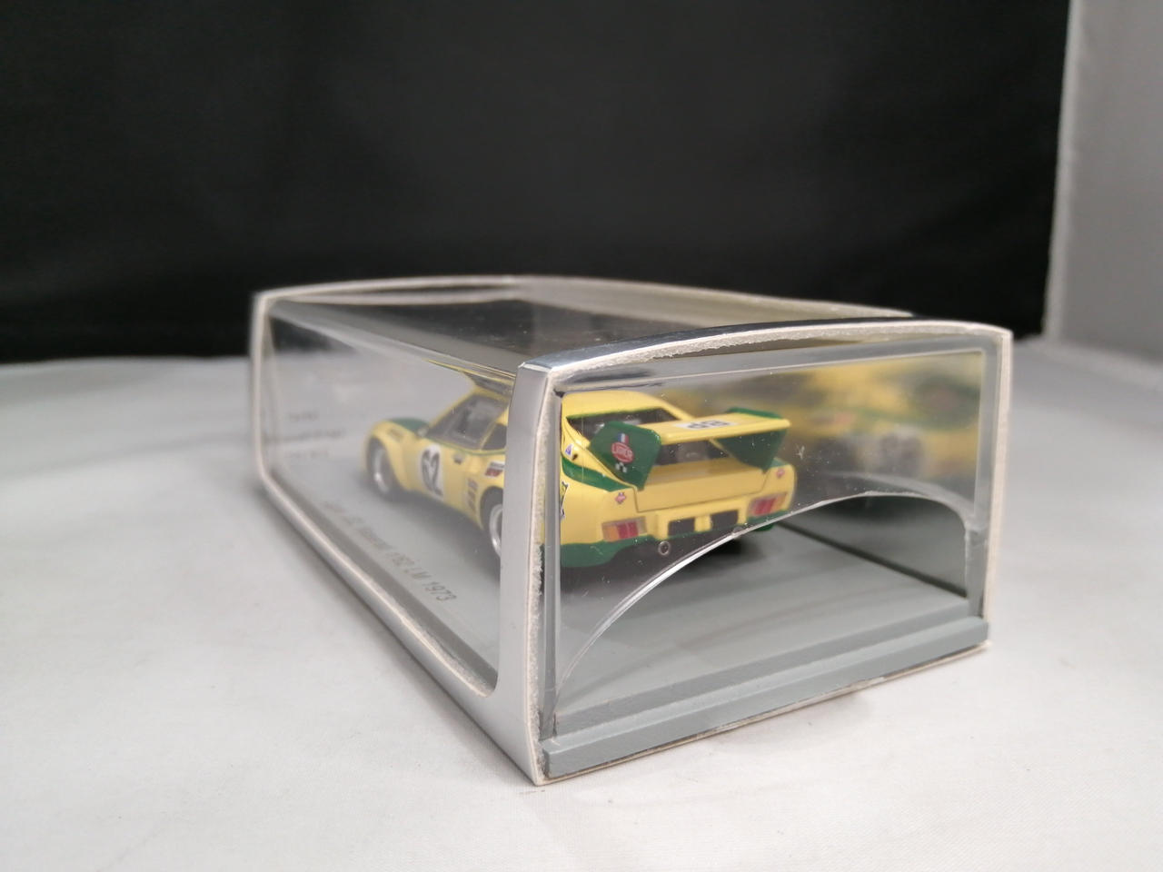 ケース割れています。