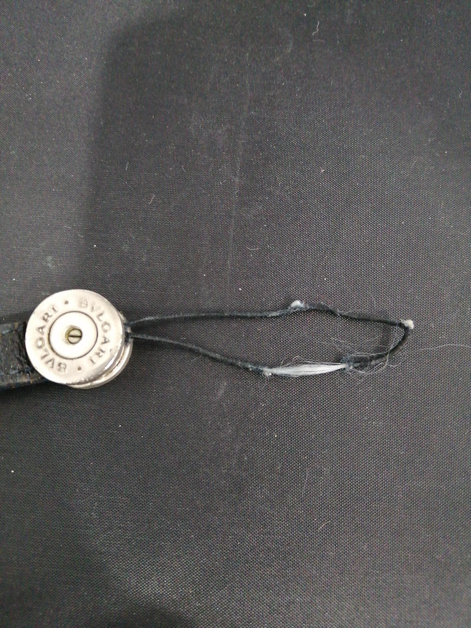 紐が、劣化してます。