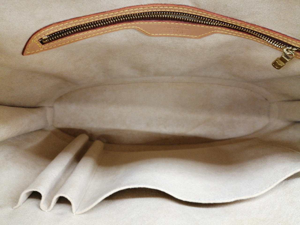 内側底面にシミが見られます。