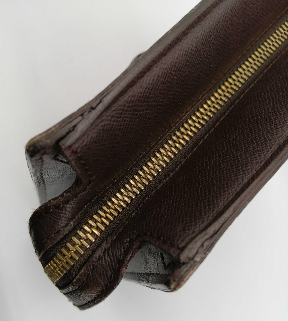 ヒビ割れがあります。