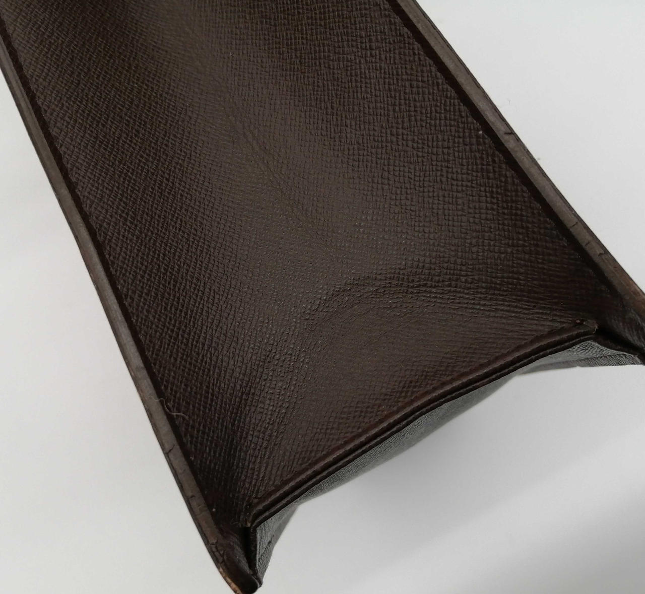 ヒビ割れがあります。