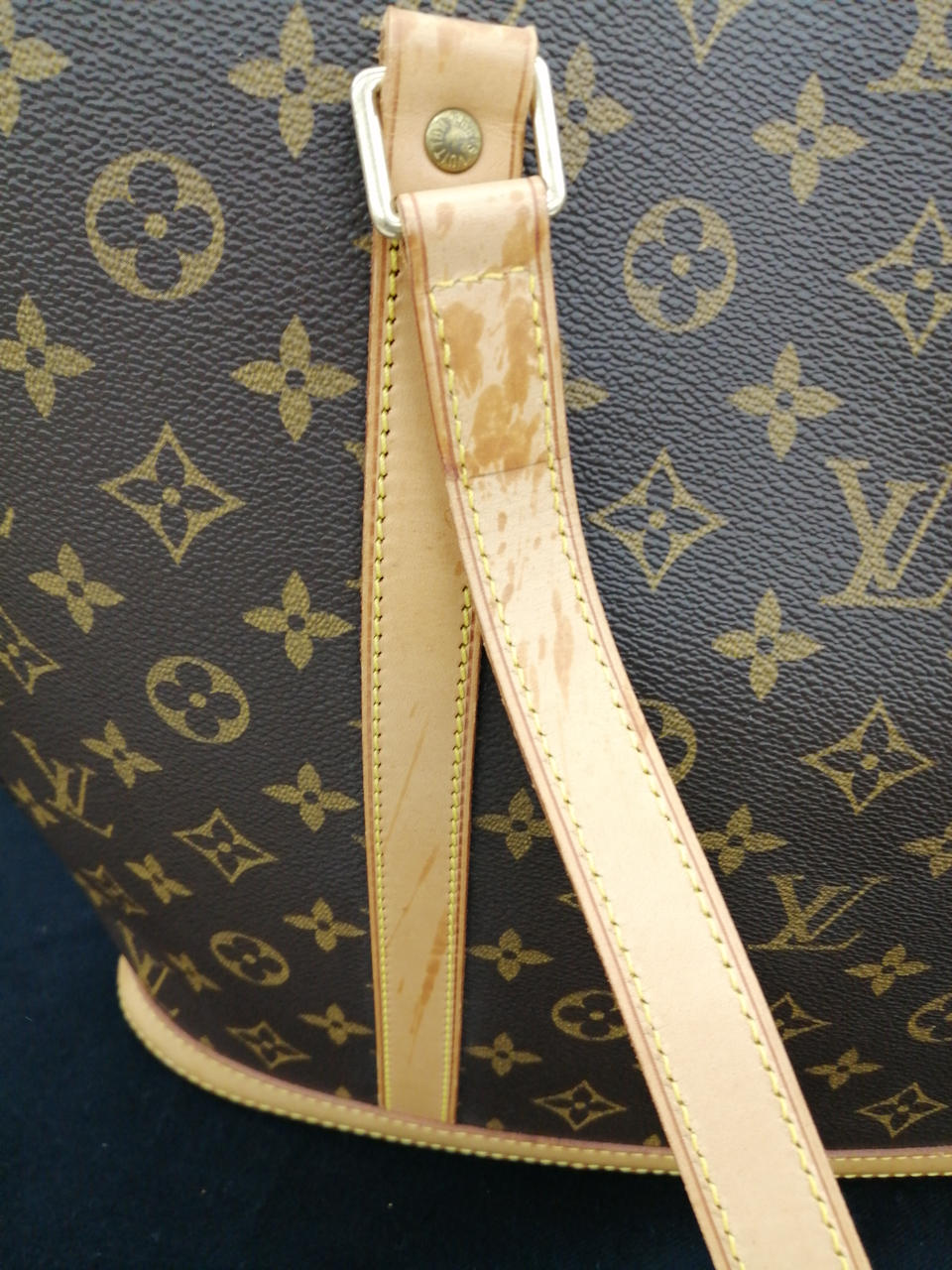 持ち手の両側にシミが見られます。