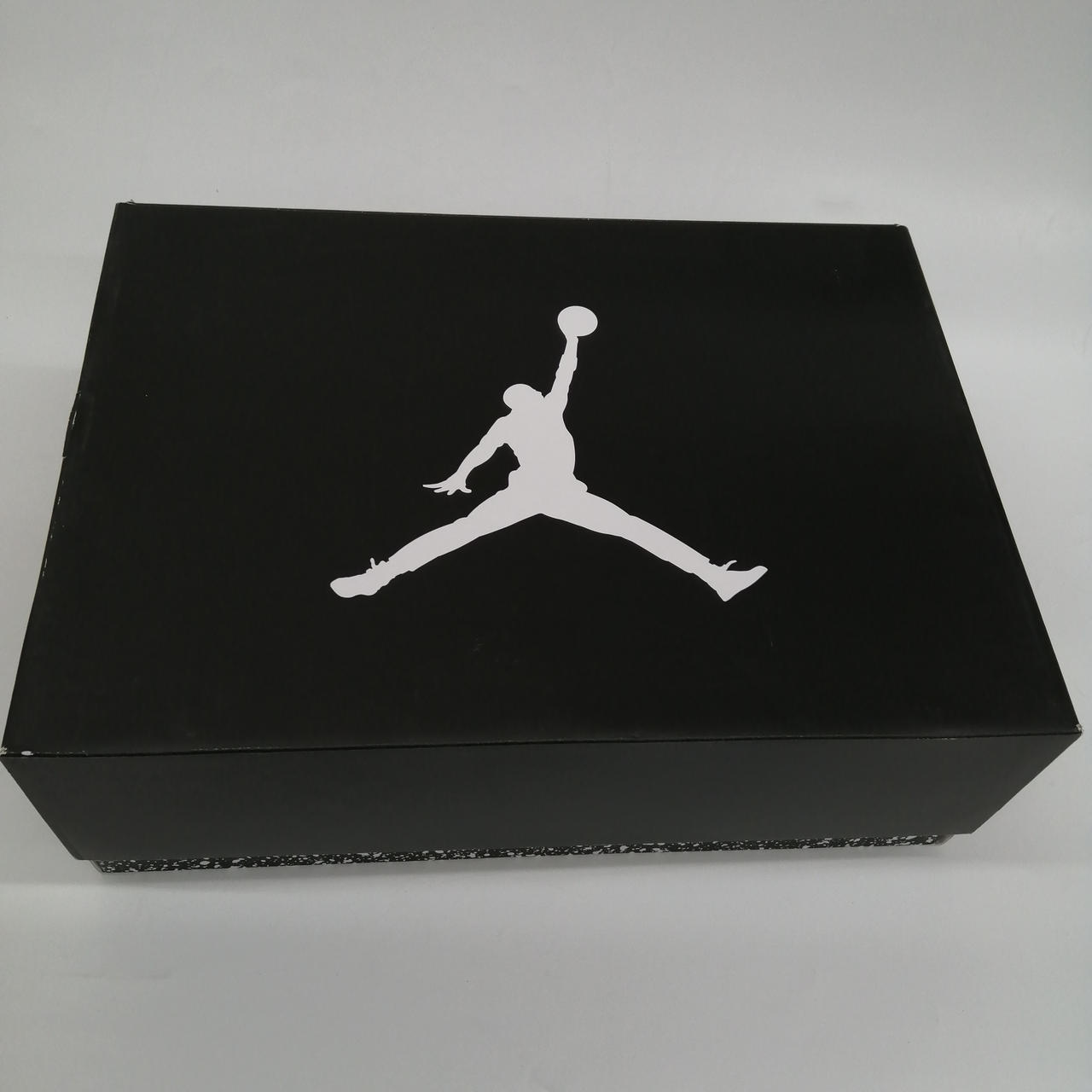 箱に傷みがあります。