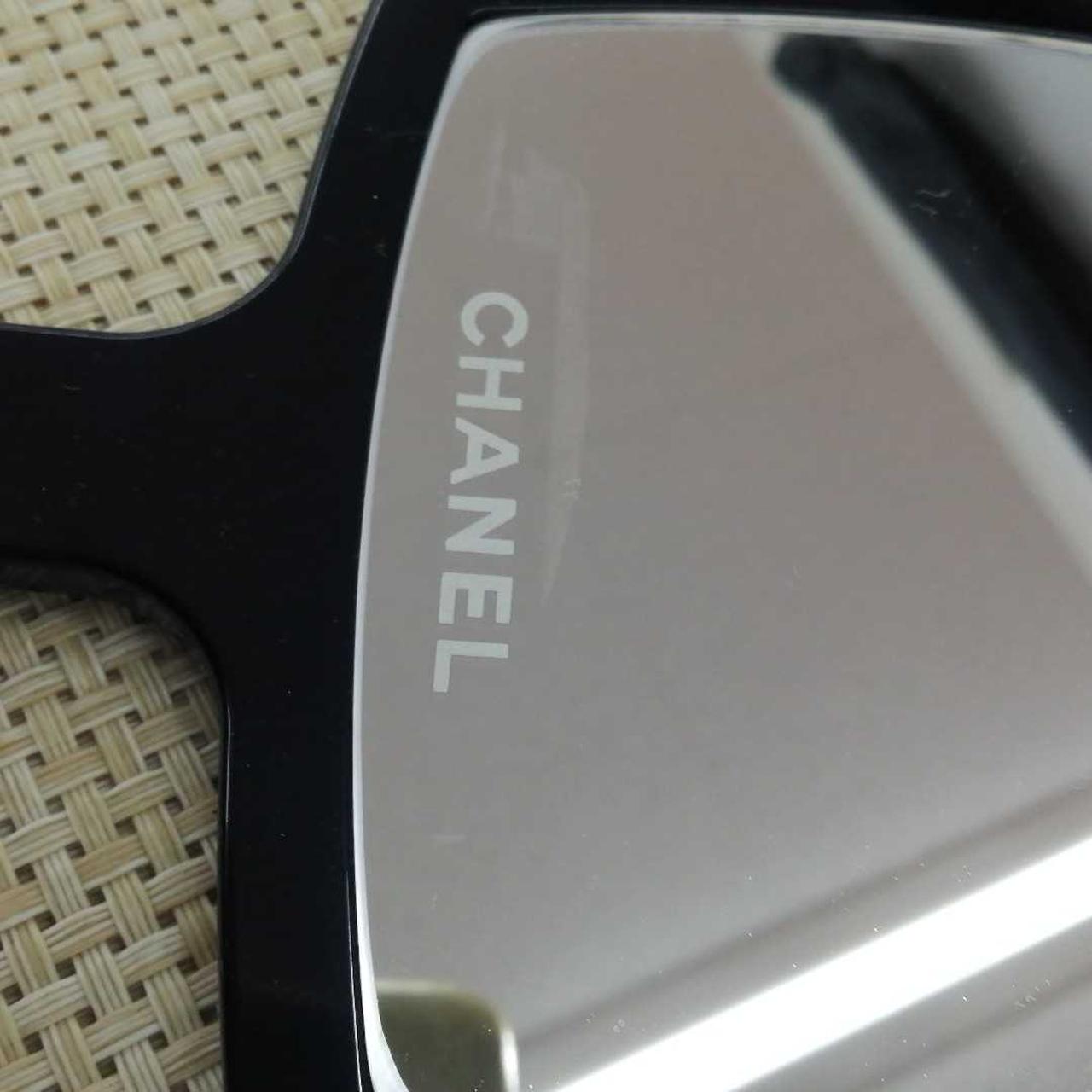 ロゴ付近にくすみあり