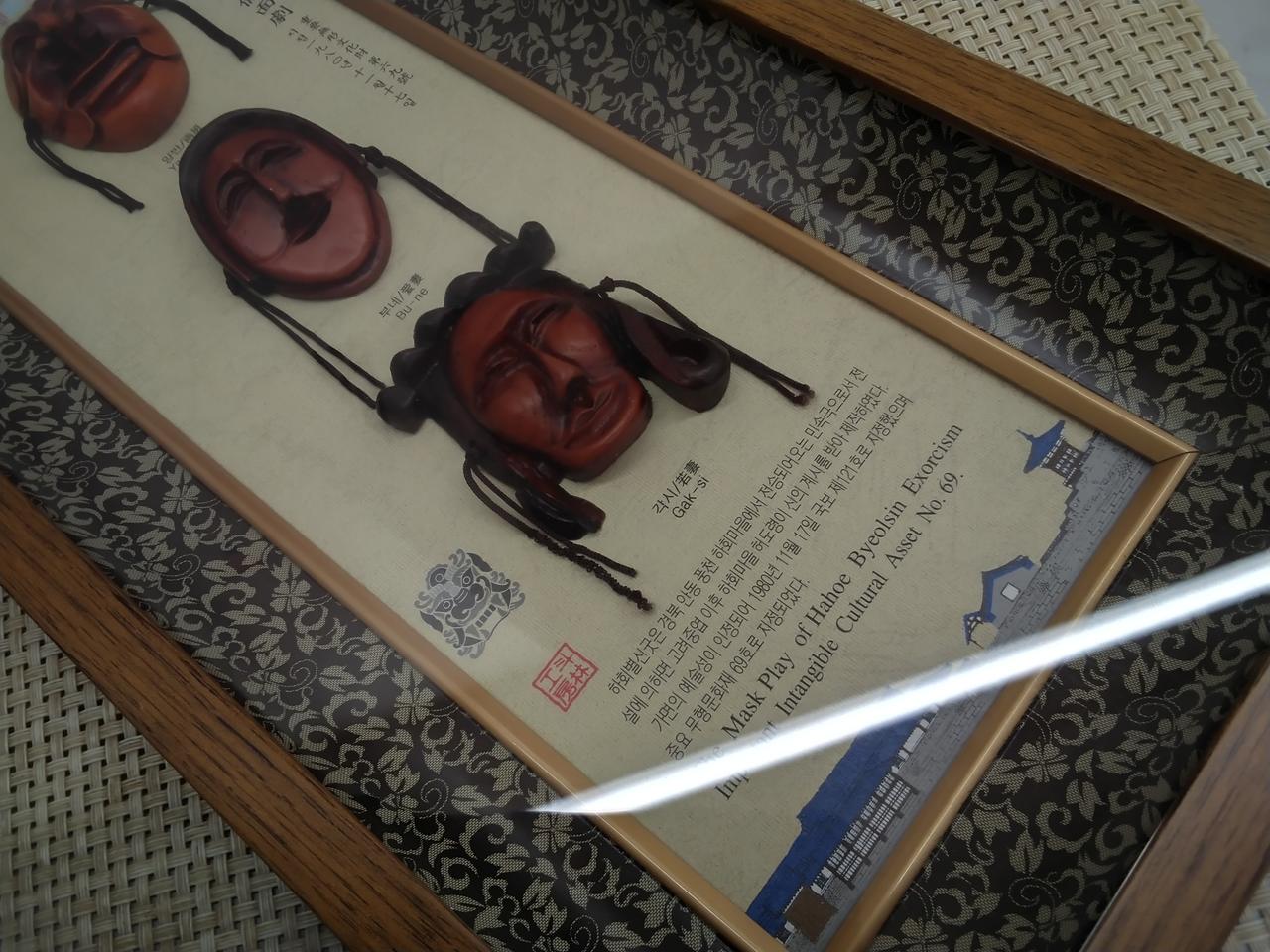 1番下の顔の左の糸がほつれています。