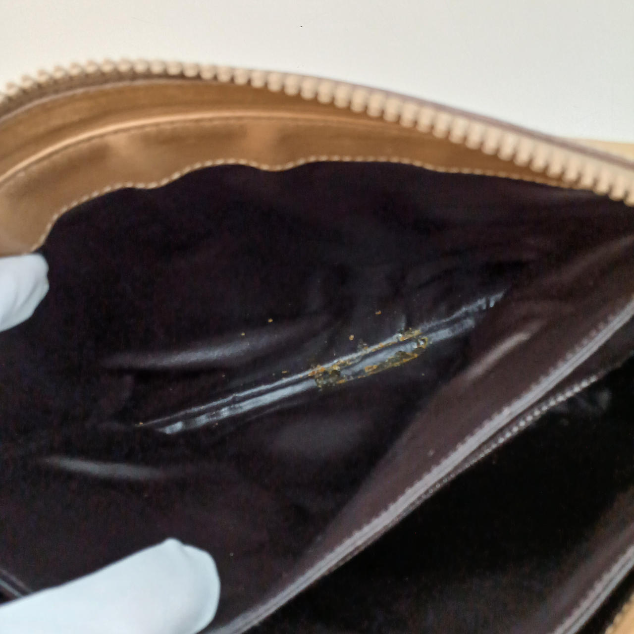 背面側ポケット底にこびり付いた汚れあり