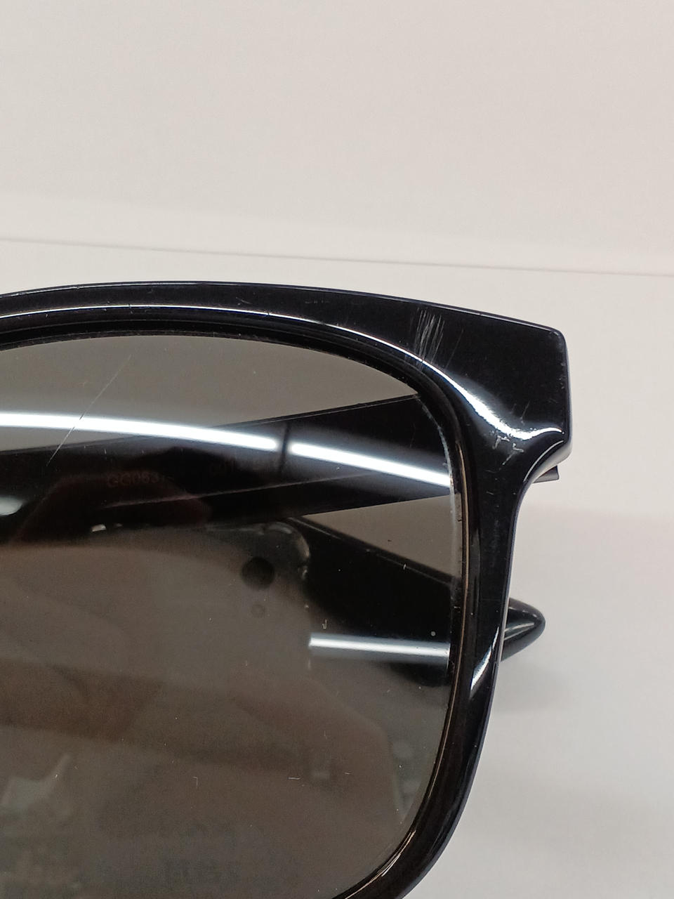 レンズ、フレームにキズあり