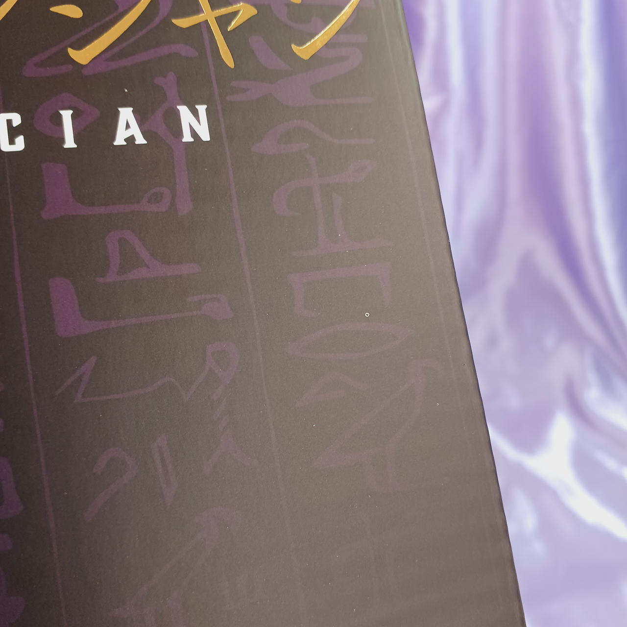 印刷不良で白い点あります。