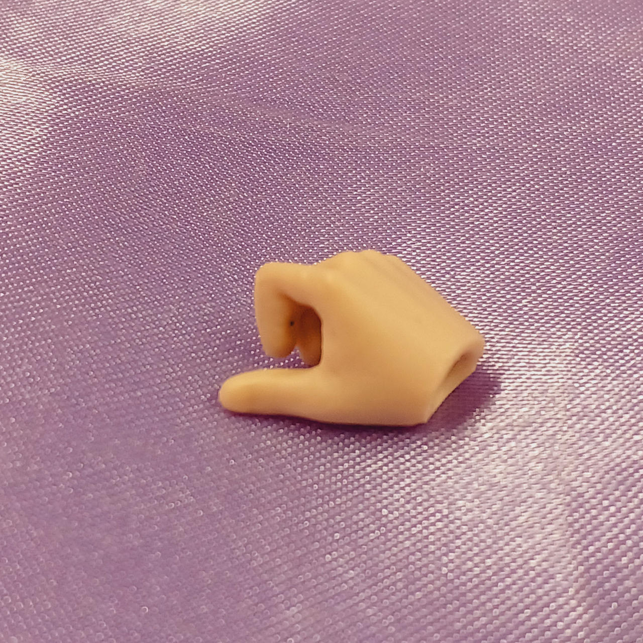 武器の塗装が指に付着しています。