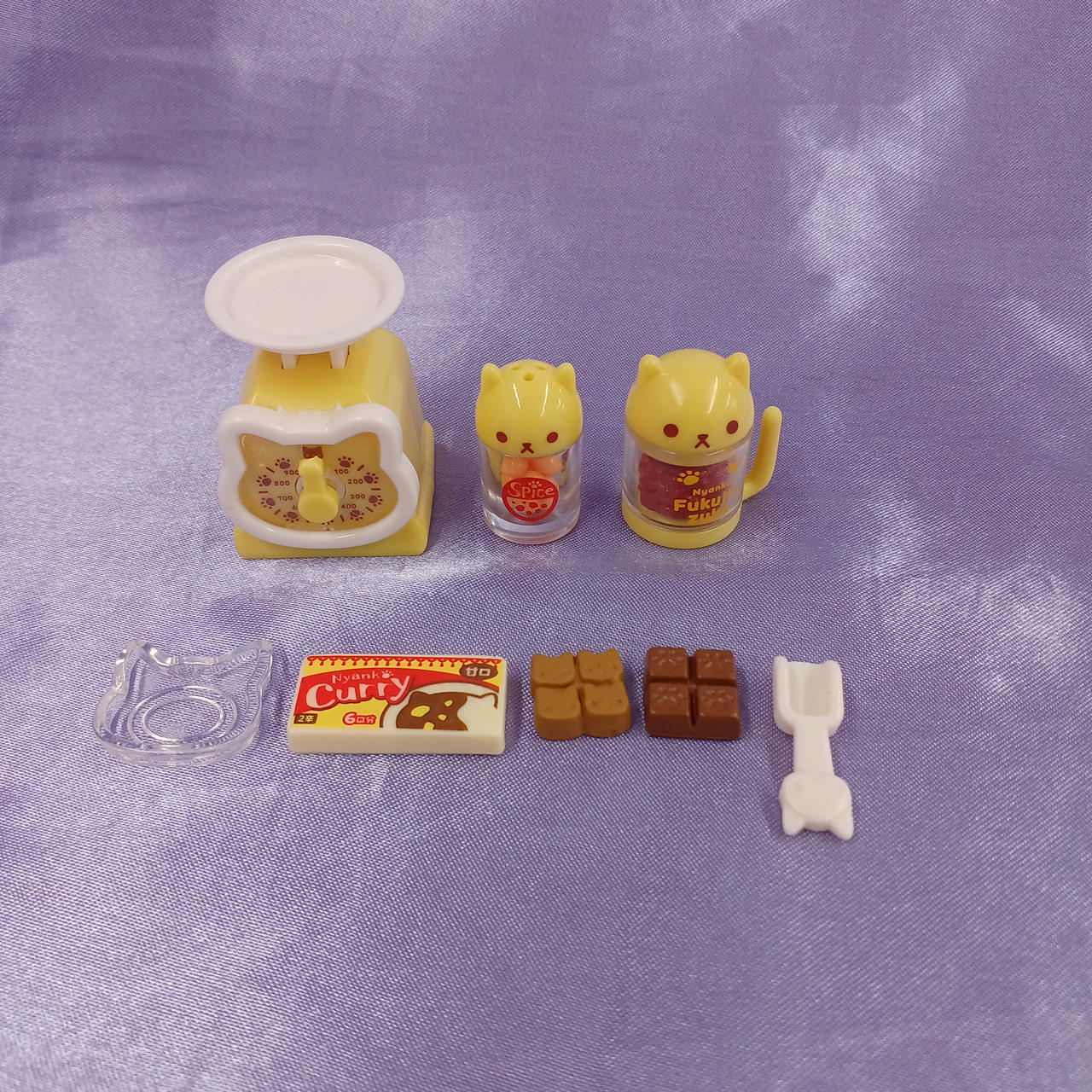 はかりは押すと動きます