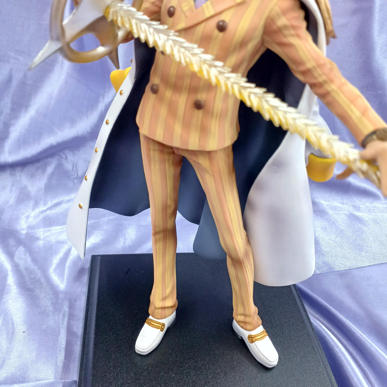 マントに癖がついています。