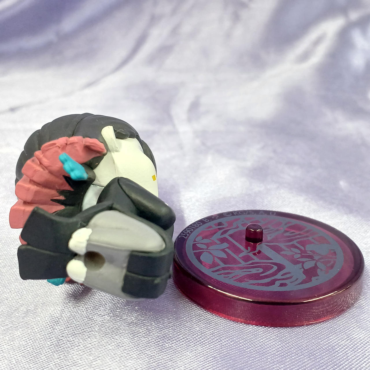 緩く、台座が外れやすいです。