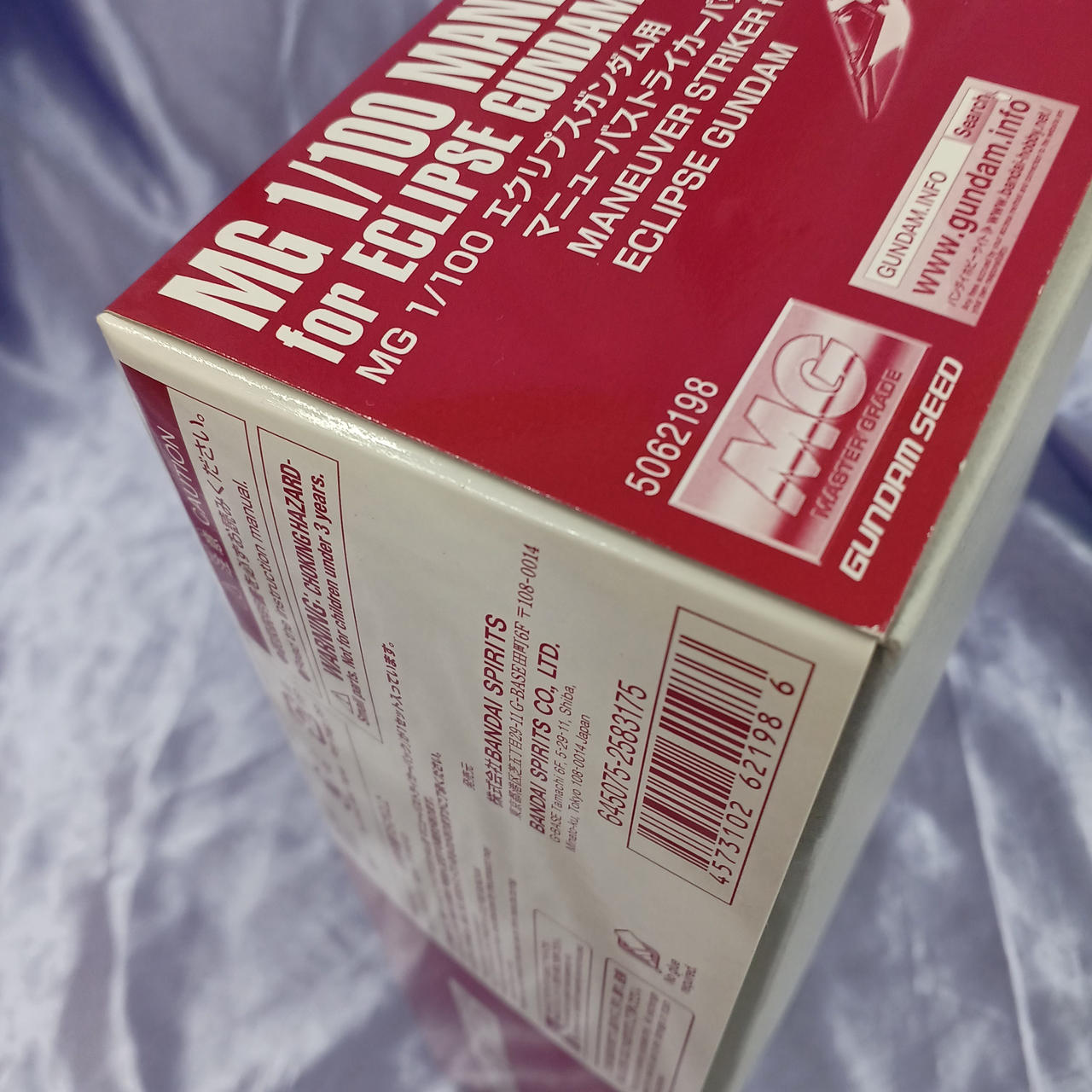 角傷み・箱日焼けあります。