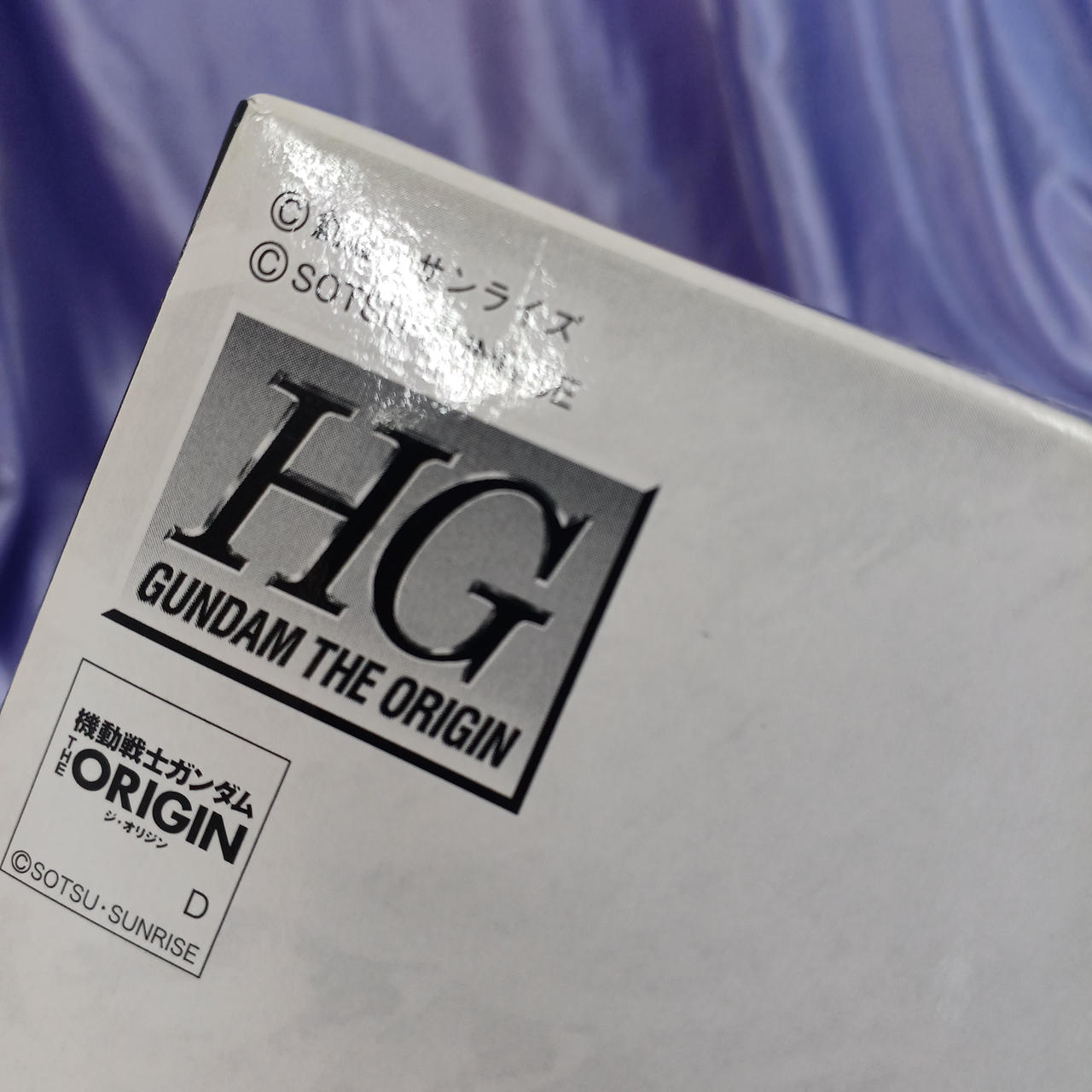 スレキズ・箱へこみあります。