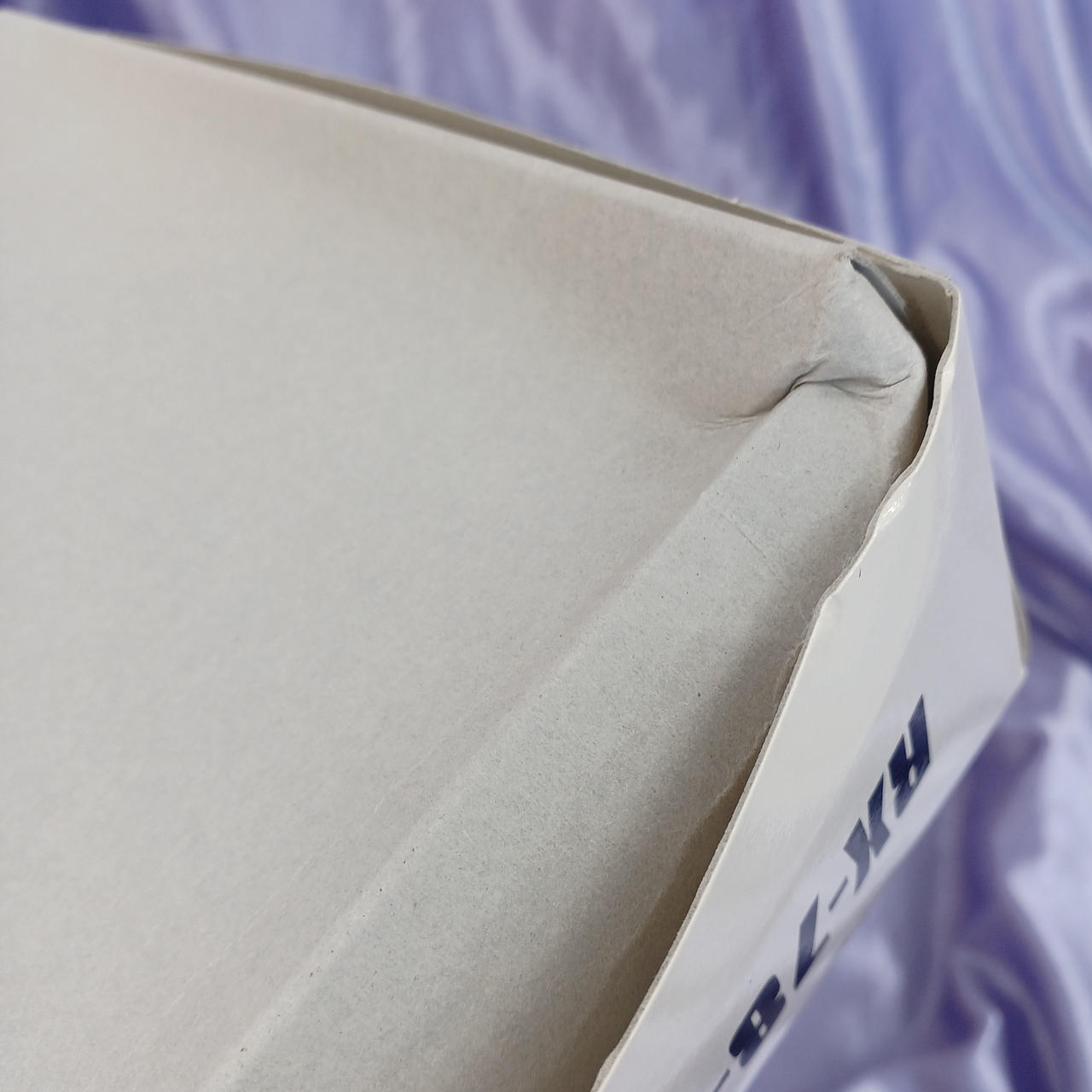 箱潰れ・傷みあります。