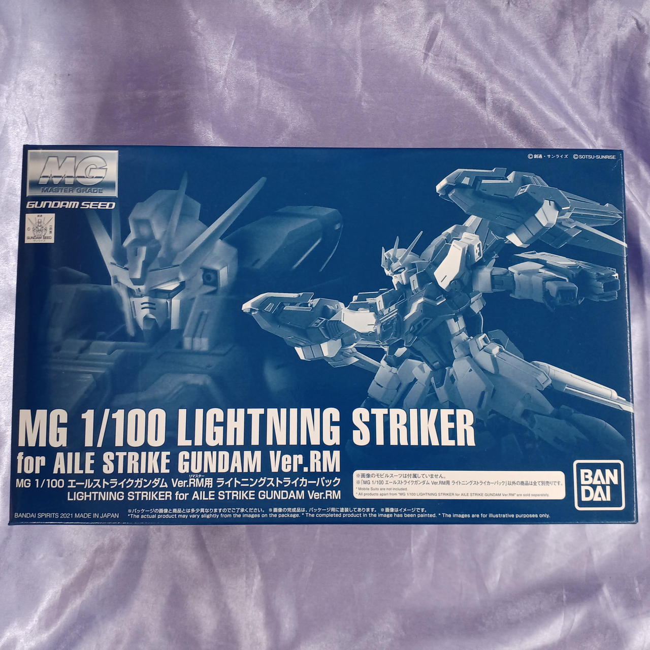 全体的に細かなスレキズ・箱傷みあります。