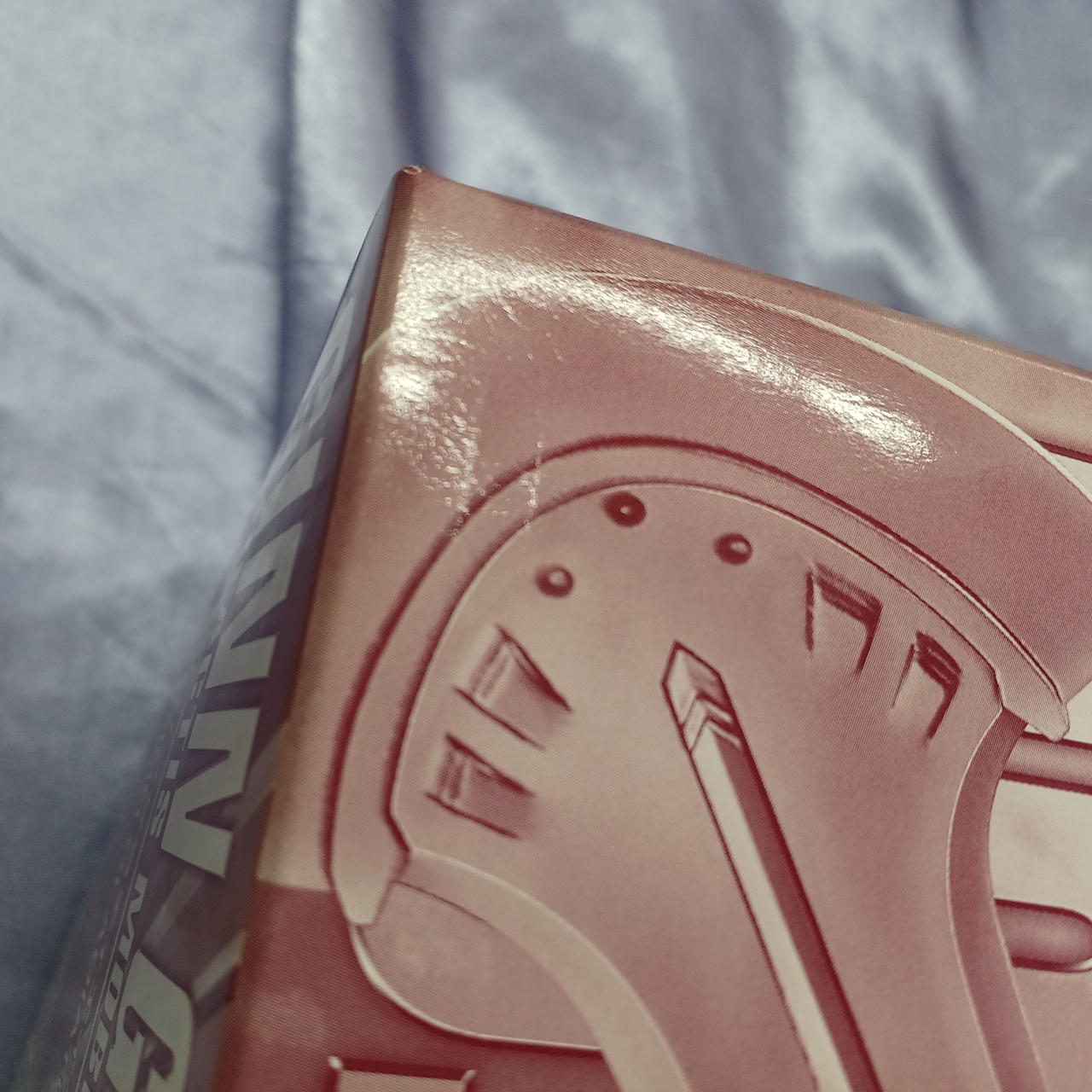 スレキズ・角傷みあります。