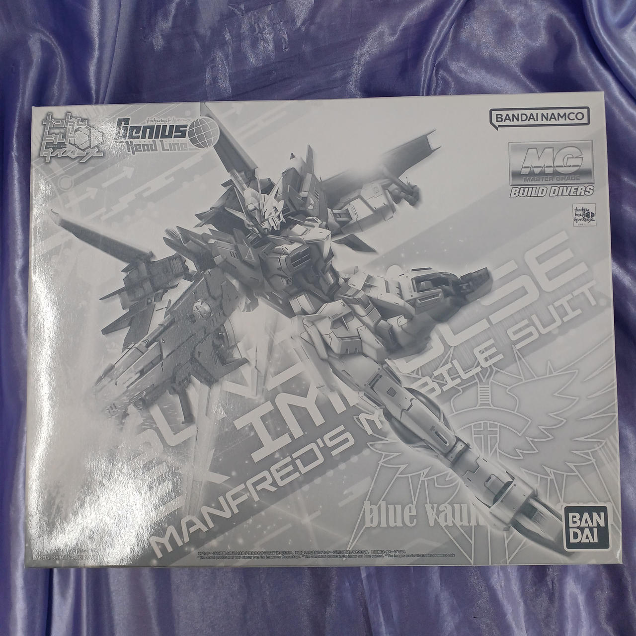 全体的に細かな箱傷み・汚れあります。