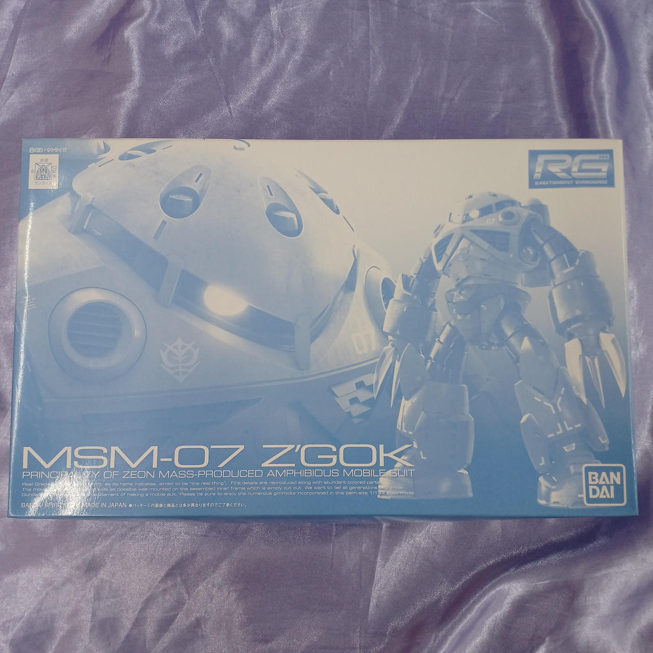 全体的に細かな箱傷み・汚れあります。