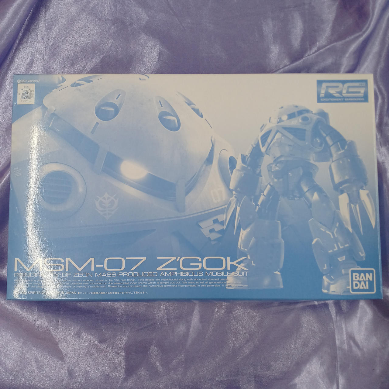 全体的に細かな箱傷み・汚れあります。