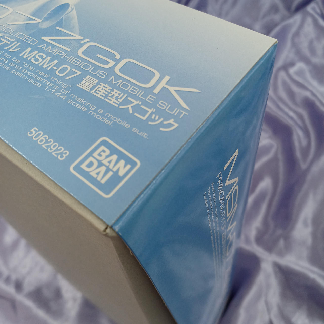 角傷みあります。