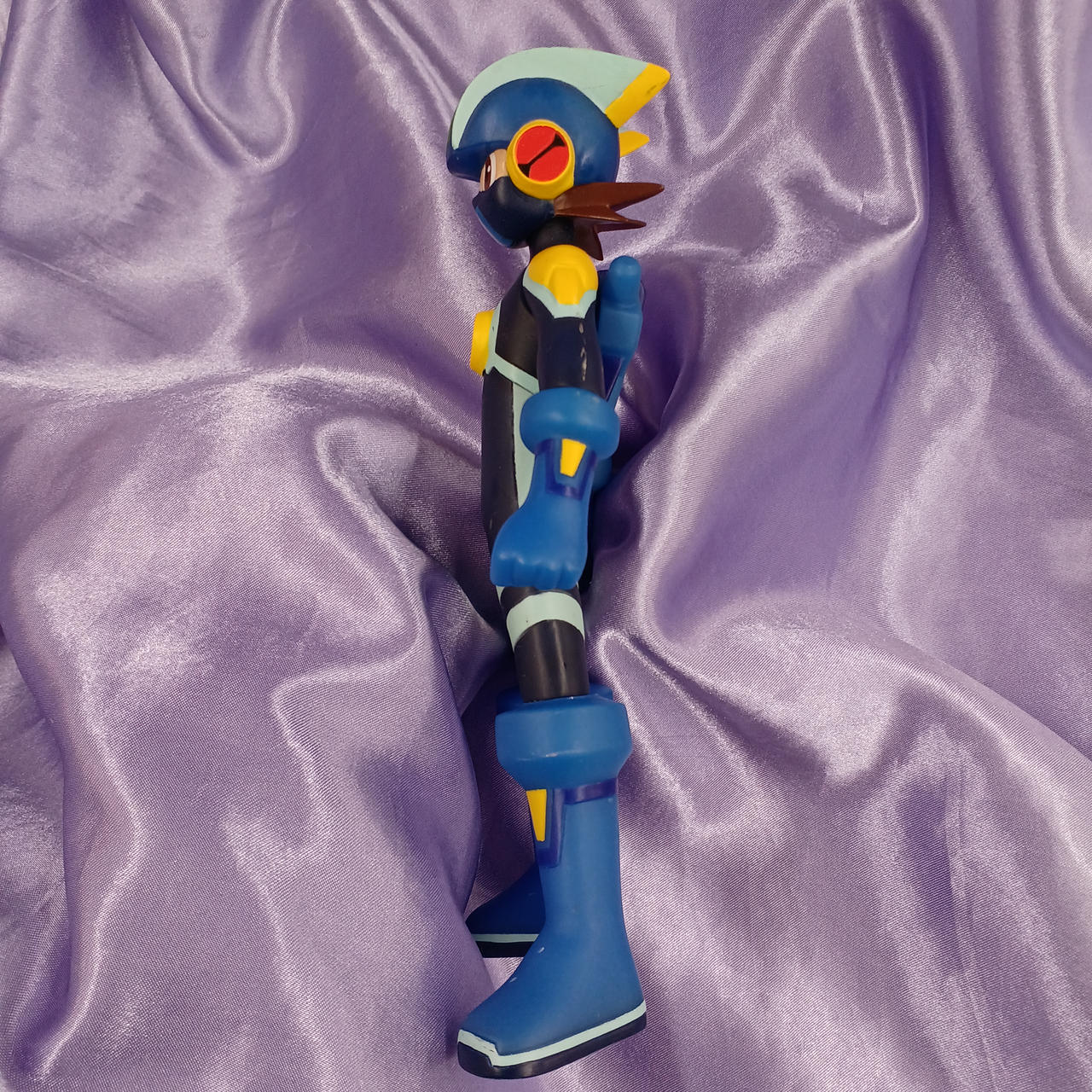 全体的にキズ・汚れ・変色・歪みあります。