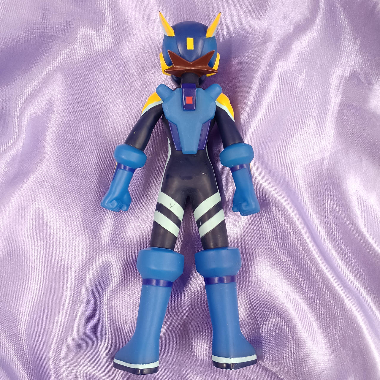 全体的にキズ・汚れ・変色・歪みあります。