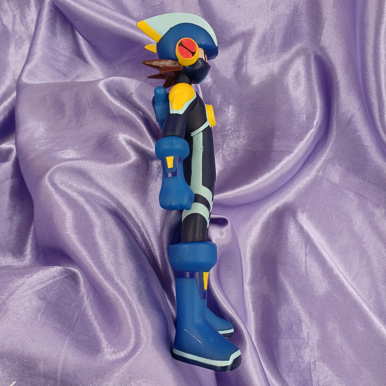 全体的にキズ・汚れ・変色・歪みあります。