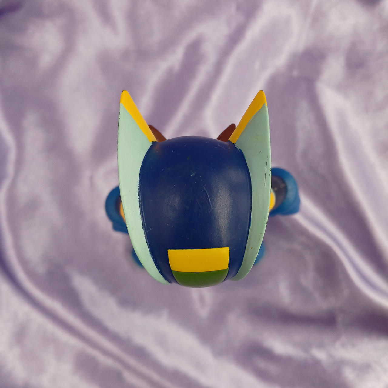 全体的にキズ・汚れ・変色・歪みあります。