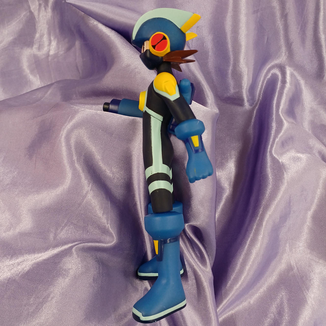 全体的にキズ・汚れ・変色・歪みあります。