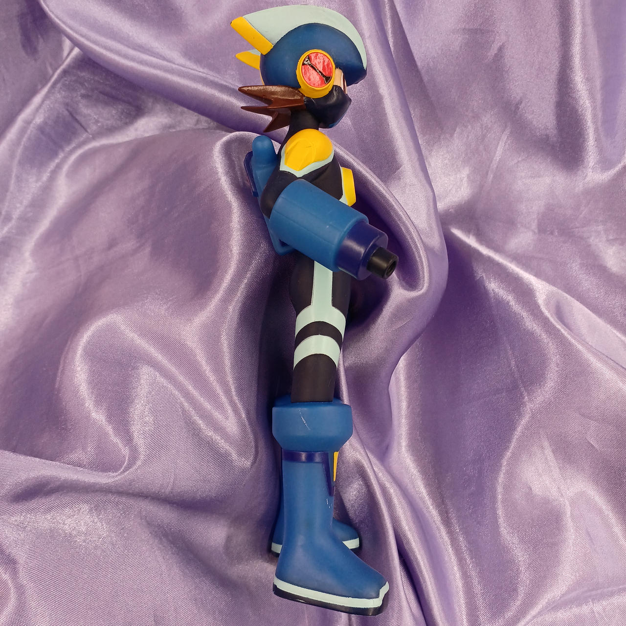 全体的にキズ・汚れ・変色・歪みあります。