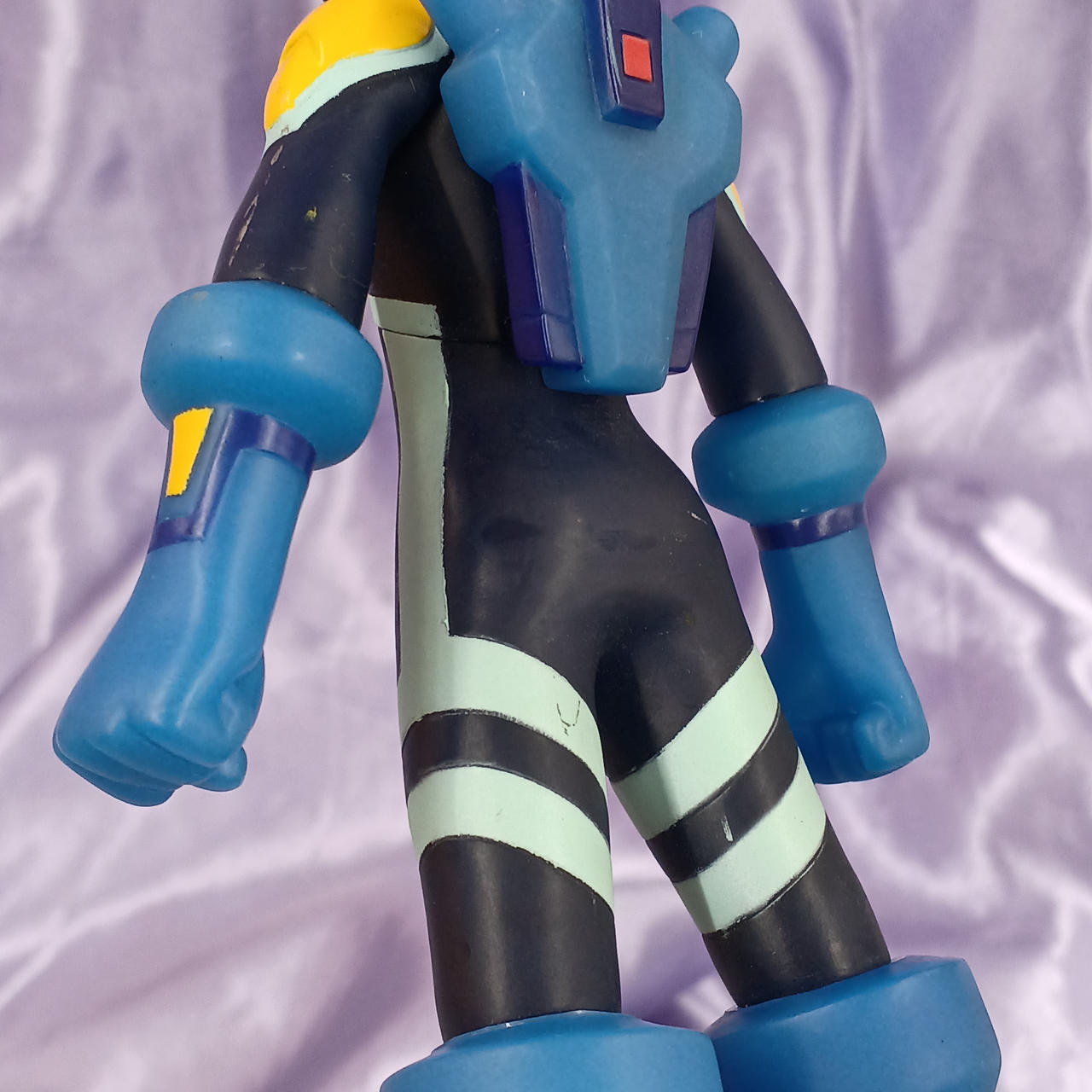 全体的にキズ・汚れ・変色・歪みあります。