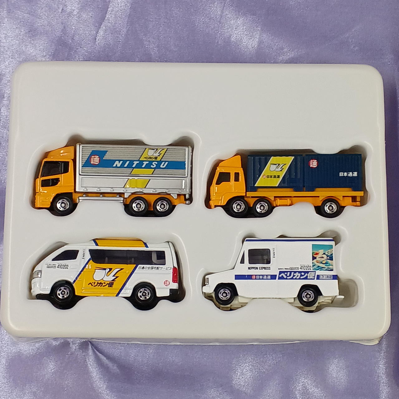 スレキズ・汚れ・日焼け・変色あります。